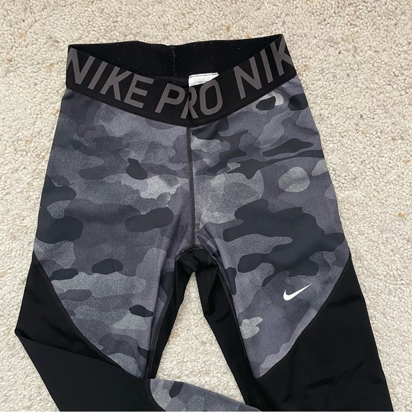 NIKE Dri-Fit Seamless Capr - Picture 2 of 4